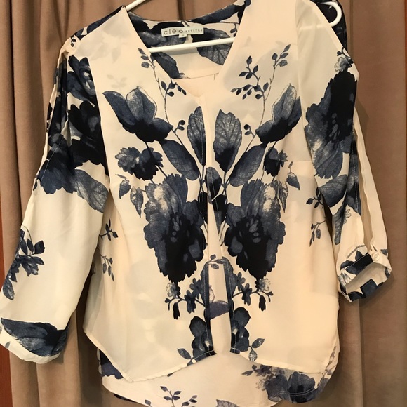 😀 $30/3 Floral blouse 3/4 sleeve navy cream - Picture 1 of 5